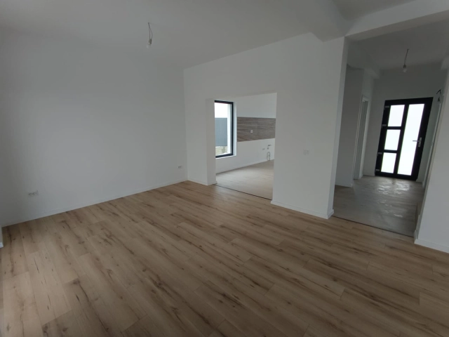 Casa 4 camere - Miroslava