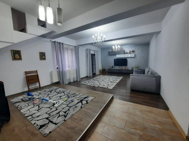 Casa 5 camere - Miroslava