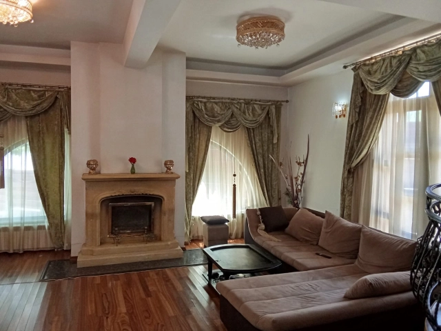 Casa 8 camere - Bucium