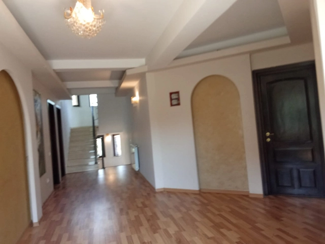 Casa 8 camere - Bucium