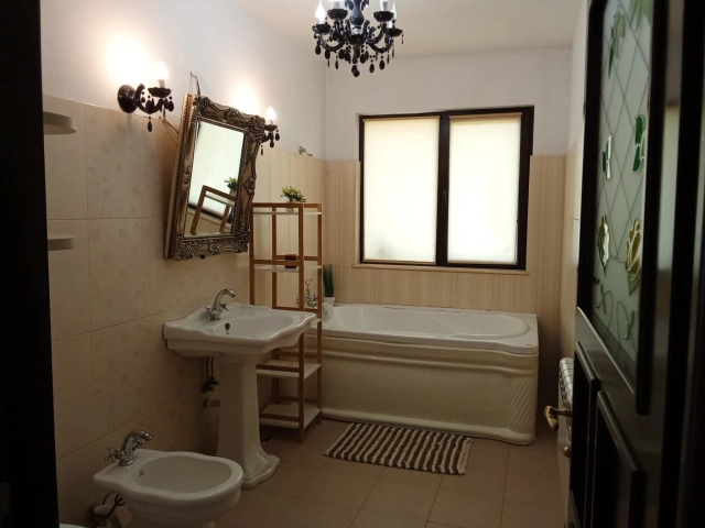 Casa 8 camere - Bucium