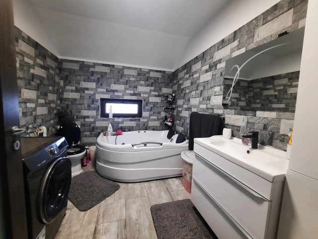 Casa 5 camere - Miroslava