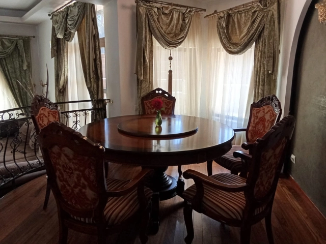 Casa 8 camere - Bucium
