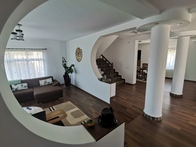 Casa 7 camere - Bucium