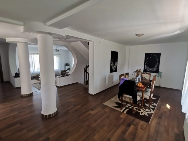 Casa 7 camere - Bucium