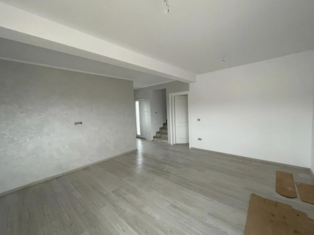 Casa 4 camere - Rediu