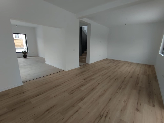 Casa 4 camere - Miroslava